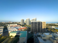 Studio with Bay View and Full Kitchen, King-Size Bed. FREE Pool, Parking, Wi-Fi